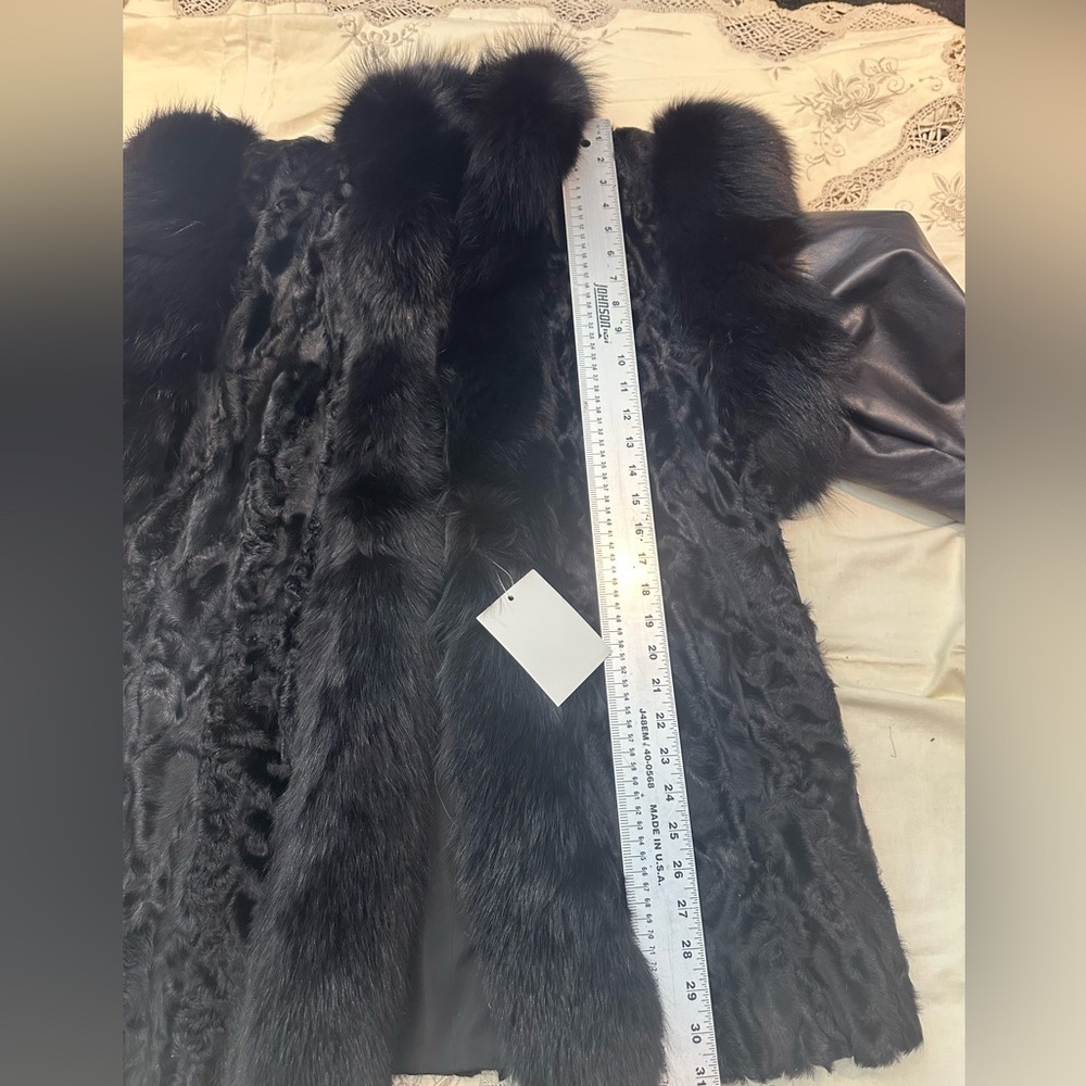 Vintage Custom-Made Fur Jacket with Detachable Leather Sleeves - Picture 12 of 13